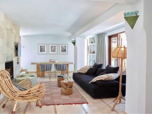 Un lugar para sentarse en Cozy three bedroom villa with Es Vedra views
