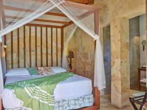 Ein Bett oder Betten in einem Zimmer der Unterkunft Lush villa with Es Vedra views