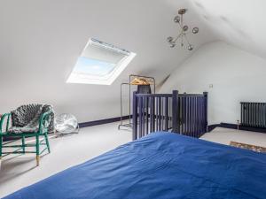 1 dormitorio con cama, ventana y silla en Hereward House en Margate