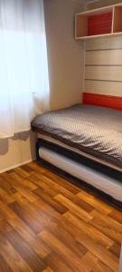 A bed or beds in a room at Bungalow 5 pers