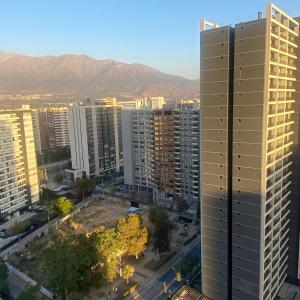 uma vista aérea de uma cidade com edifícios altos em Apartamento Barcelona Miró N&A em Santiago