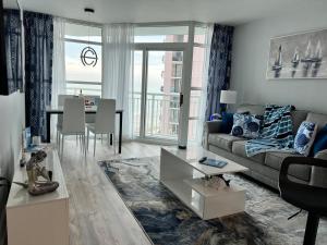 uma sala de estar com um sofá e uma mesa em Oceanview,Modern, Luxury, Carolinian Resort em Myrtle Beach