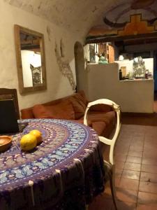 a table with fruit on it in a living room at Sonqo Wasi in Cruz del Eje