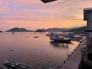 un groupe de bateaux amarrés sur une masse d'eau dans l'établissement ORA KOMODO HOME STAY, à Komodo