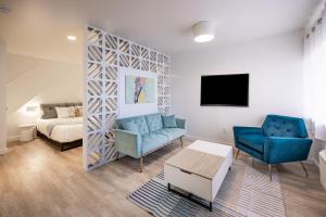 ein Wohnzimmer mit einem Sofa und einem Bett in der Unterkunft The Imperial in Albuquerque