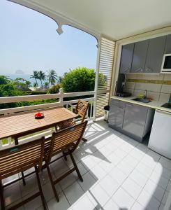 Balkón nebo terasa v ubytování Studio 2/4 personnes avec vue mer & piscine - Résidence Marinotel