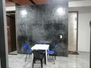 una sala de reuniones con una mesa blanca y sillas azules en Las kaicas, en Acacías