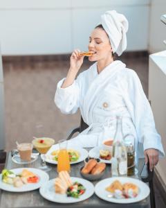 卡薩布蘭卡的住宿－歐姆宮Spa酒店，厨师在餐桌上吃食物,配上食物