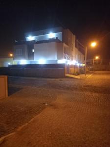 ein Gebäude in der Nacht mit eingeschaltetem Licht in der Unterkunft Nifa House in Espargos