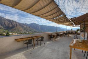 un ristorante con tavoli e sedie e vista sulle montagne di Casa Ehua Hotel Galería a Tepoztlán