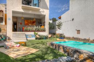 un cortile con piscina e una casa di Casa Ehua Hotel Galería a Tepoztlán