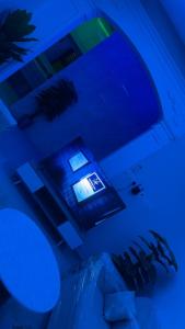 شقه غرفه وصاله مريحه في الرياض: غرفة مظلمة مع غرفة ذات ضوء أزرق