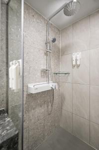 łazienka z prysznicem i umywalką w obiekcie Ocean Terrace Yeosu w mieście Yeosu