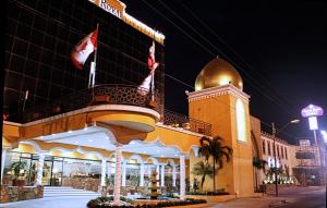 Un edificio con una mezquita con banderas delante. en Grand Royal Tampico, en Tampico