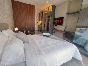 een groot wit bed in een hotelkamer bij BeKAWS: Suite in Quito