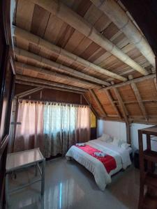 a bedroom with a large bed in a attic at Hostal y Restaurante Lujans in San Agustín