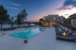 ein Bild eines Swimmingpools in einem Haus in der Unterkunft Villa Lagoon in Vourvourou