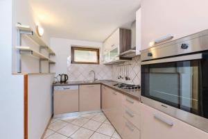 Kuchyň nebo kuchyňský kout v ubytování Apartments with a parking space Cunski, Losinj - 7867