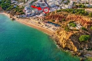 uma vista aérea de uma praia com um alvo vermelho em Apartamento Brisa Mar em Albufeira