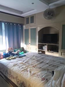 里約熱內盧的住宿－Cobertura Copacabana，一间带大床和电视的卧室