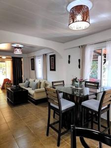 uma sala de estar com uma mesa e um sofá em Majestuosa Villa en Las Montañas em Los Altos de Cerro Azul