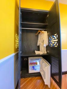 - un petit réfrigérateur noir avec une porte ouverte dans l'établissement TGlobal Marina Tam Dao Hotel, à Tam Ðảo