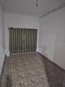 an empty room with a wooden floor and white walls at casa c/piscina enseada guaruja in Guarujá