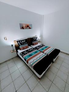 um quarto com uma cama num quarto em Le Nil Appartement Cosy tout confort em Baie-Mahault