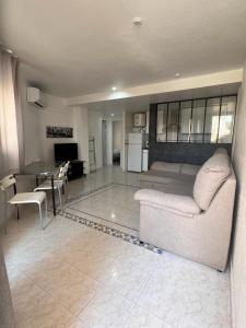 sala de estar con sofá y mesa en Apartamento en Vinaros, en Vinarós