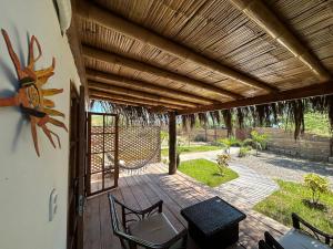 eine Terrasse mit einem Tisch und Stühlen auf einer Terrasse in der Unterkunft Casa Canoa in Canoas