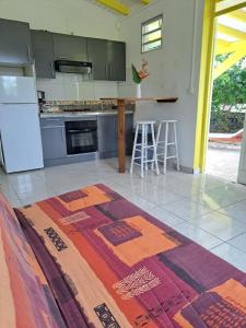 eine Küche mit einem Teppich auf dem Boden in der Unterkunft Gîte 2 à 4 personnes à la campagne in Le Moule