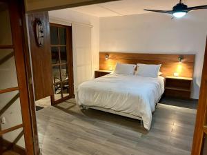 Schlafzimmer mit einem Bett und einem Deckenventilator in der Unterkunft Casa Canoa in Canoas
