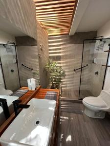uma casa de banho com um lavatório e um WC em Casa Canoa em Canoas