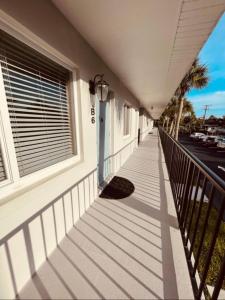 - un balcon d'une maison avec une balustrade blanche dans l'établissement Renovated Cozy Apartment in Naples (1.4 miles from the beach), à Naples