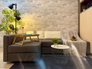 sala de estar con sofá y mesa en Cozy Hyve Soho Suites en Cyberjaya