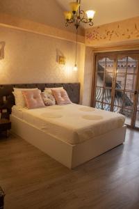 een slaapkamer met een groot bed in een kamer bij Ronda Hotel Boutique by Chat Noir in Cuenca
