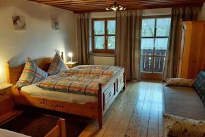 - une chambre avec un lit et une grande fenêtre dans l'établissement Ferienwohnung in Viechtach, à Viechtach