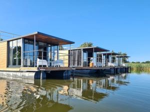 una casa en un muelle sobre un cuerpo de agua en A comfortable house on the water for 6 people, en Łazy