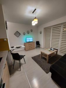 熱舒夫的住宿－Apartament Olif，客厅配有沙发和桌子