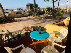 eine Terrasse mit einem blauen Tisch und Stühlen auf dem Balkon in der Unterkunft @casa_grace Bienvenidos! in Cartagena de Indias