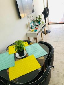 ein Esszimmer mit einem Tisch mit gelbem und grünem Papier in der Unterkunft @casa_grace Bienvenidos! in Cartagena de Indias