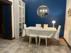een eetkamer met een tafel met stoelen en een spiegel bij Escape to the country - Casa de Lorenzo, El Hierro in San Andrés