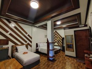 1 dormitorio con 2 camas y escalera en Cañon Suite, en General Luna