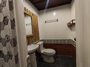 ein Bad mit einem WC und einem Waschbecken in der Unterkunft Cañon Suite in General Luna