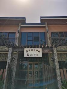 un edificio con un cartel que lee suite Canyon en Cañon Suite, en General Luna