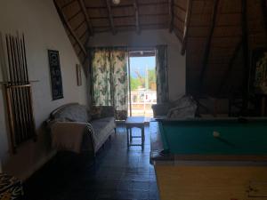een woonkamer met een pooltafel erin bij Pucara del Este in Punta del Este +37 foto's