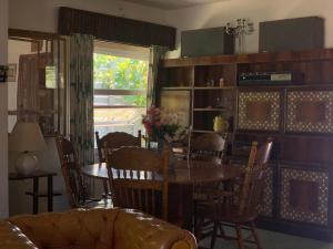 een eetkamer met een tafel en stoelen bij Pucara del Este in Punta del Este