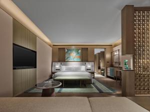 Ένα ή περισσότερα κρεβάτια σε δωμάτιο στο Banyan Tree Suzhou Shishan