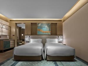 Ένα ή περισσότερα κρεβάτια σε δωμάτιο στο Banyan Tree Suzhou Shishan