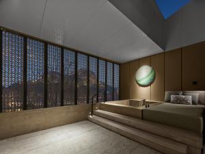 Ένα ή περισσότερα κρεβάτια σε δωμάτιο στο Banyan Tree Suzhou Shishan